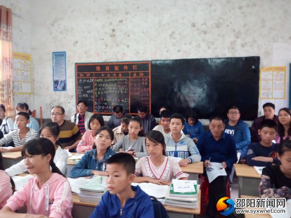 授课者丁芳老师笑容可掬、机智幽默