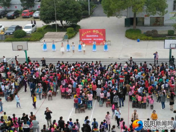 全体师生及家长同唱《感恩的心》