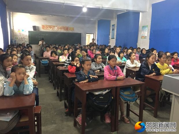 孩子们在认真听课