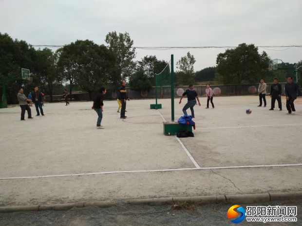 认真训练的老师们