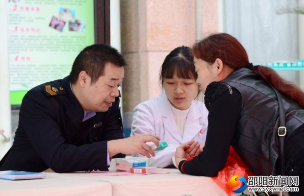 conew_耐心接受群众用药咨询