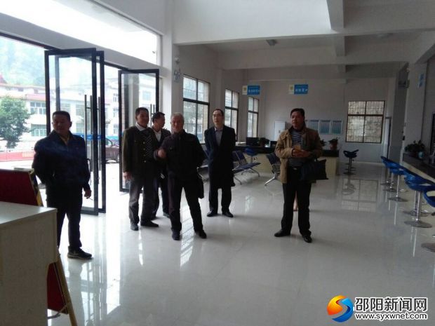 该镇人大代表参观政务中心