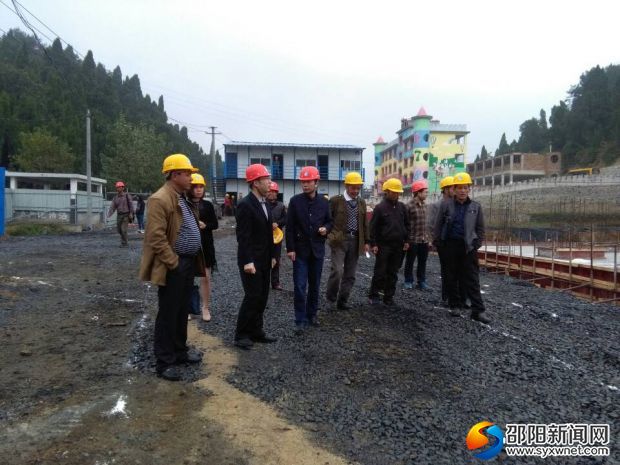 该镇三级人大代表正在异地搬迁施工现场考察