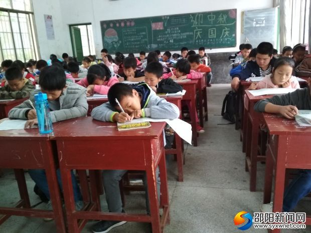 认真作答的学生们
