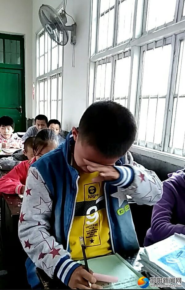 许望月同学流下感动的泪水