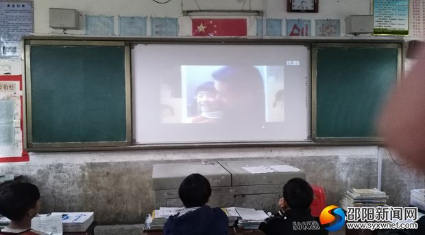 各班组织学生认真观看影片