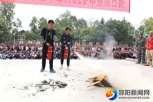学生代表示灭火器的使用2