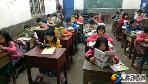 全班认真的看课外书