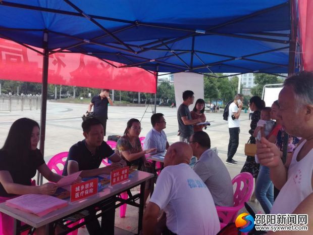 在火车南站广场设点接受群众咨询