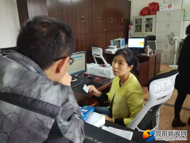 热心为参保群众办理报销业务