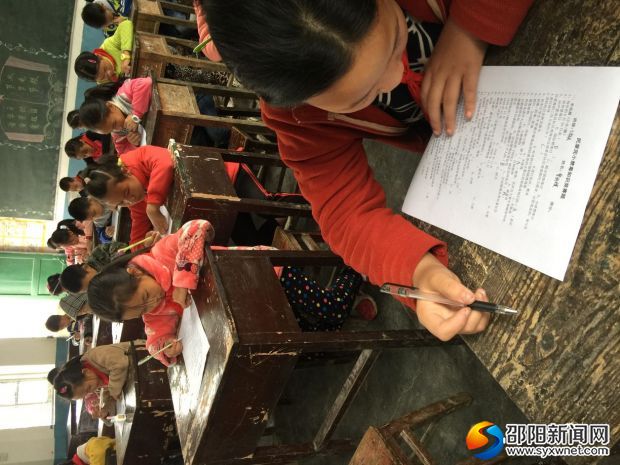 学生认真答题