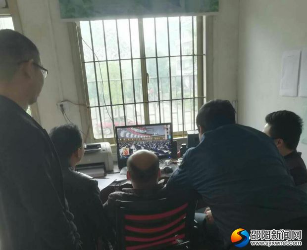 郭馗书记和老师们一起观看