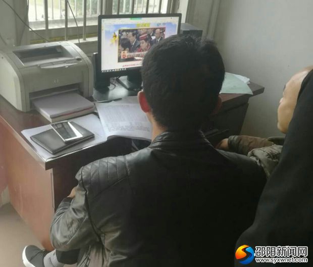 党委书记张中立和老师们观看