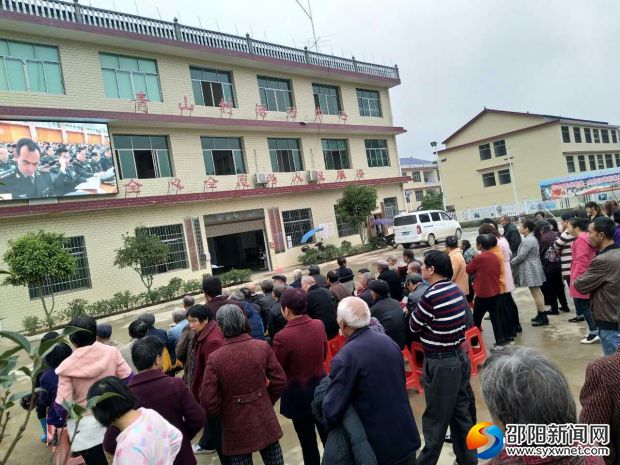 邵东县仙槎桥镇青山村党委组织300多名党员群众集中收看十九大开幕式