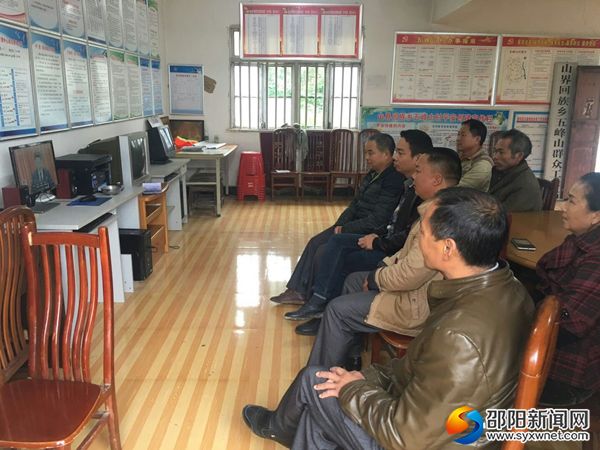 图为邵阳市审计局扶贫工作组在扶贫驻点的基础党委观看直播