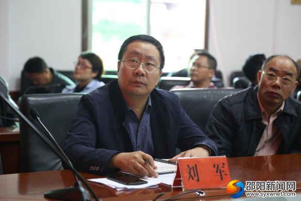 县委副书记、县长刘军在认真听取报告并做笔记