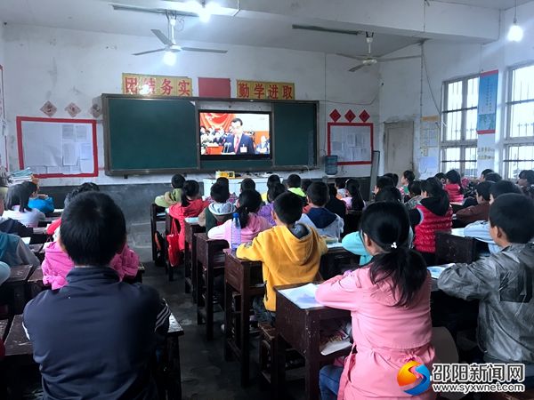 寨市苗族侗族乡学校组织集体收看党的十九大开幕盛况(黄晓娟 摄)