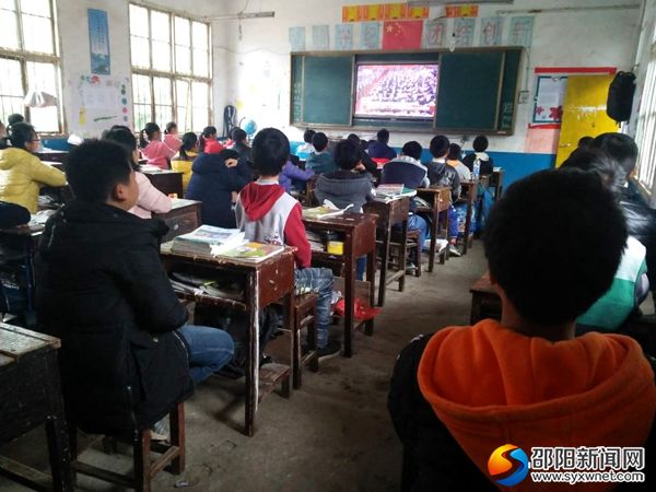 寨市苗族侗族乡学校组织集体收看党的十九大开幕盛况(李迁迁 摄)