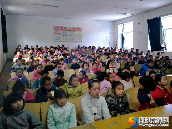寨市苗族侗族乡学校组织集体收看党的十九大开幕盛况(杨昌聪 摄)