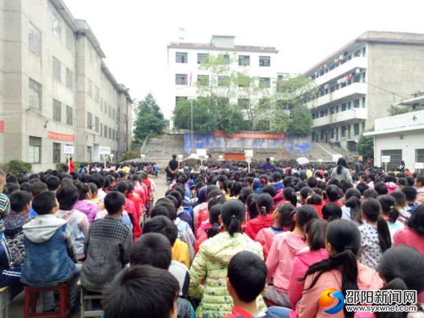 黄桥镇中学召开月考总结暨表彰大会