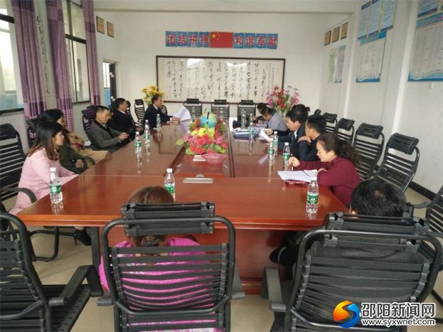 市县领导在查阅相关资料