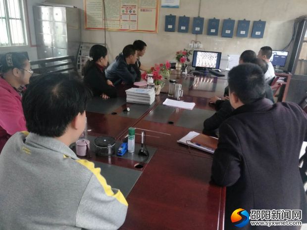 全体党员认真收看十九大开幕