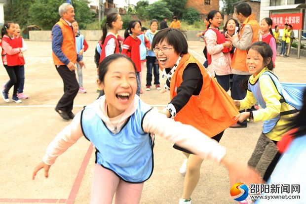 操场上,孩子们进行团队游戏,开心不已