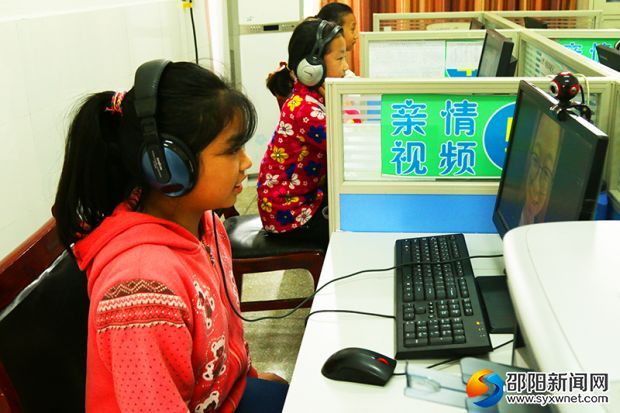 孩子们在留守儿童之家与在外的亲人对话