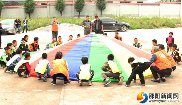 孩子们正在进行团队游戏