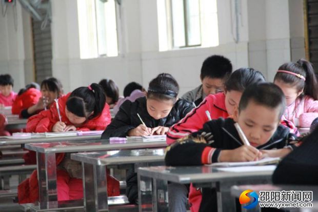 中高年级的学生在认真的写作文,美美哒!