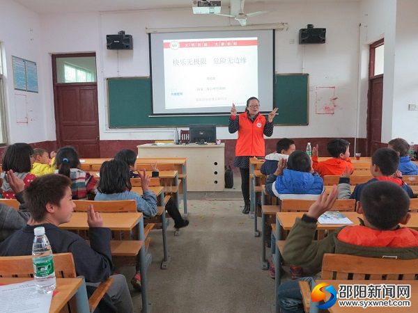 邓伟妮讲师与小朋友互动