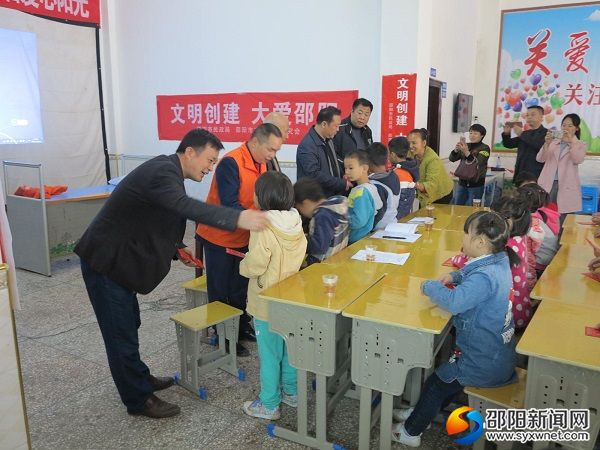慰问留守儿童
