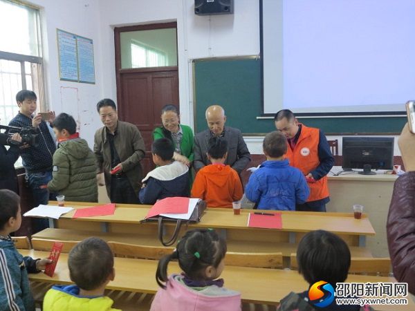安山乡慰问留守儿童