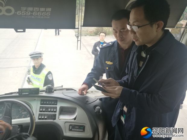 匡雄军带领执法人员检查客运车辆
