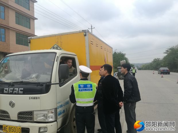 刘伟带领执法人员在检查危爆车辆