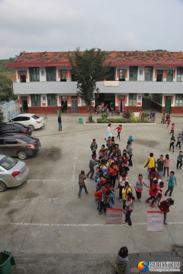 同学们正在有秩序地前往操场集合