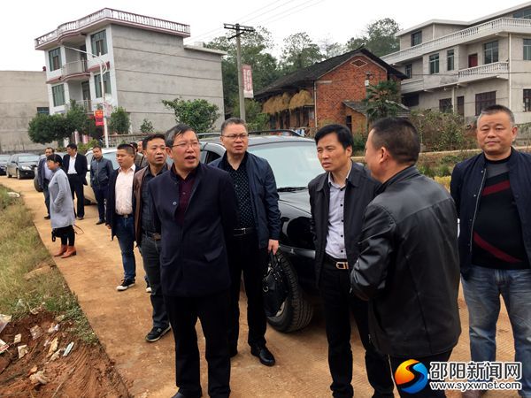 刘永格带领部门考察村水利建设情况