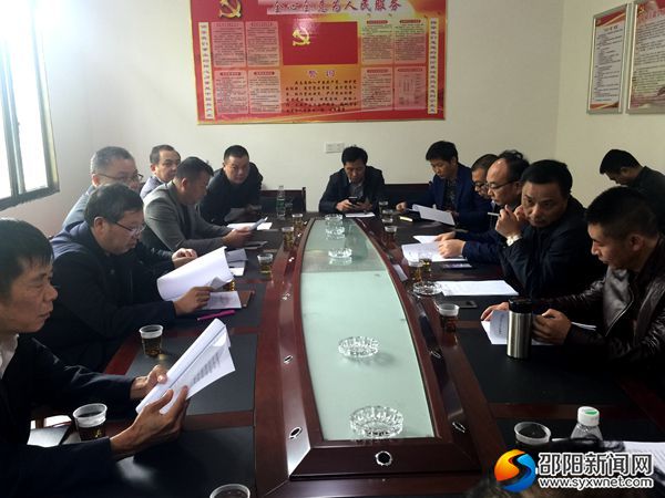 在村部会议室召开现场办公会