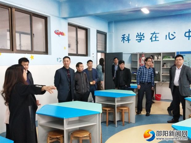 参观德润园小学科学实验室