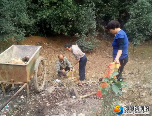 支部“第一书记”李云梗带头清理卫生死角