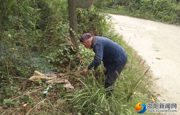 八十岁老党员不落人后