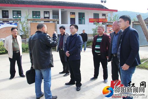 城步县委常委、县纪委书记马文高在茅坪镇长乐村了解扶贫工作推进情况