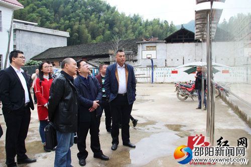 在茅坪镇玺盆水村查看脱贫攻坚作战挂图