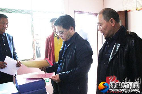 在茅坪镇高坪村查阅扶贫相关资料