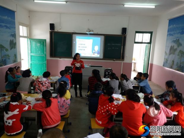 肖果老师向同学们演示实验操作