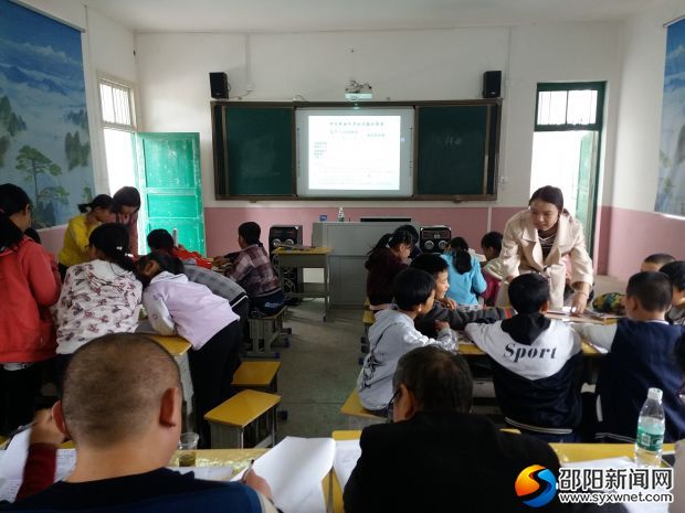 尹秋香老师指导学生进行实验