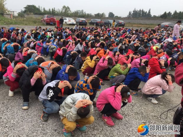 学生在紧急避险点集合