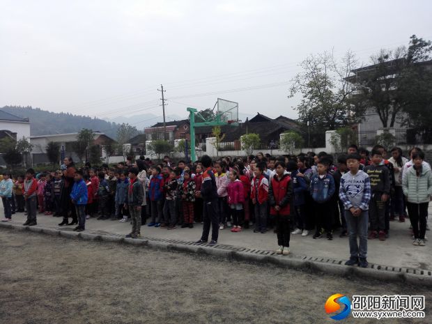 城步白云中学师生集体落实十九大关心青少年主题活动