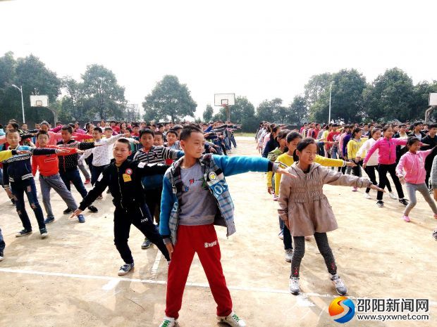 学生做操现场图_副本