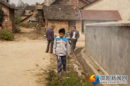 校长亲自清理水沟垃圾